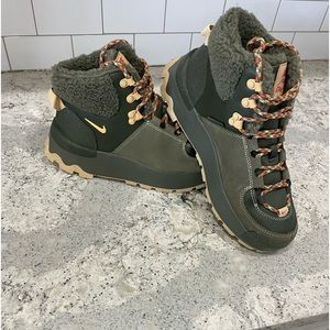 NWOT Women Nike City Classic sz 8